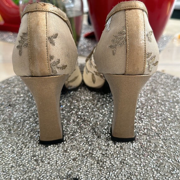 Women’s Vintage Stuart Weitzman Gold Flower Thick heel Sz 8 1/2 - Picture 4 of 11